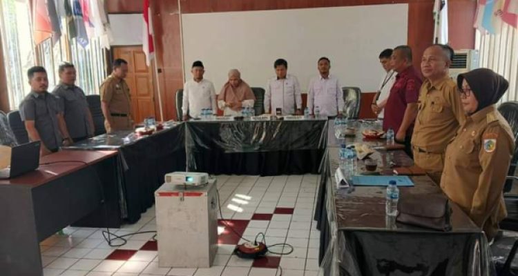 Tampak Kepala Subseksi Pelayanan Tahanan Rutan Kotamobagu Kanwil Kemenkumham Sulut Busen, saat menghadiri rapat pleno KPU Kota Kotamobagu, yang berlangsung di Sekretariat KPU Kotamobagu, Selasa 5 Desember 2023. (Foto.Rutan Kotamobagu)