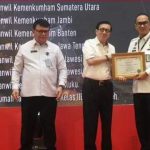 Kepala Kanwil Sulut Ronald Lumbuun, saat menerima penghargaan langsung dari Menkumham Yasonna H Laoly, di Ballroom Flores Hotel Borobudur Jakarta, 14 Desember 2023. (Foto.Rutan Kotamobagu)