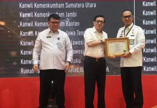 Kepala Kanwil Sulut Ronald Lumbuun, saat menerima penghargaan langsung dari Menkumham Yasonna H Laoly, di Ballroom Flores Hotel Borobudur Jakarta, 14 Desember 2023. (Foto.Rutan Kotamobagu)