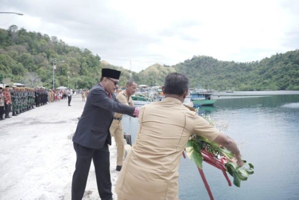 Penjabat Bupati Bolmong Limi Mokodompit saat melakukan proses Pelarungan dan Tabur Bunga di Pelabuhan Labuan Uki. (Foto.Diskominfo Bolmong)