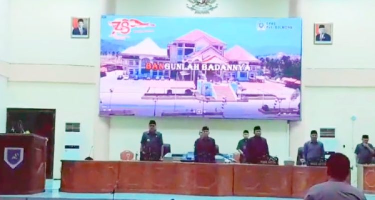 Rapat paripurna yang berlangsung di Gedung DPRD Bolmong, Kamis 30 Desember 2023 malam. (Foto.Diskominfo Bolmong)