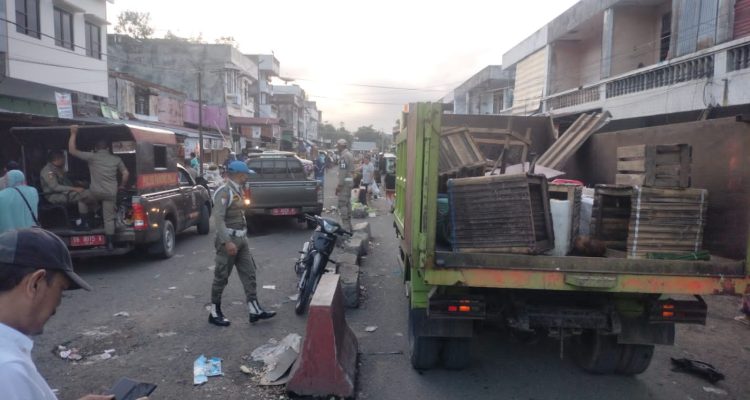 Tampak Satpol PP Kotamobagu saat melakukan penertiban di Pasar 23 Maret, Selasa (5/12/2023). Foto: Miranty Manangin/bolmong.news