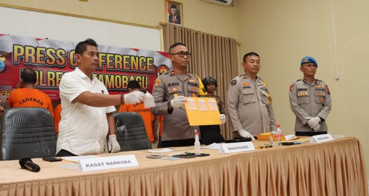 Ungkap jaringan pengedar Narkotika jenis Sabu, Empat Warga Kotamobagu ditangkap Sat Resnarkoba Polres Kotamobagu. Foto: dok/Humas Polres Kotamobagu