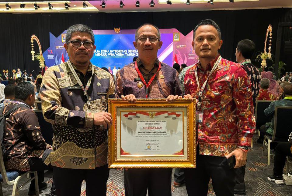 Pj Wali Kota Kotamobagu Asripan Nani saat menerima penghargaan dari Kemenpan-RB, Rabu (06/12/2023). Foto: dok/Diskominfo Kotamobagu.