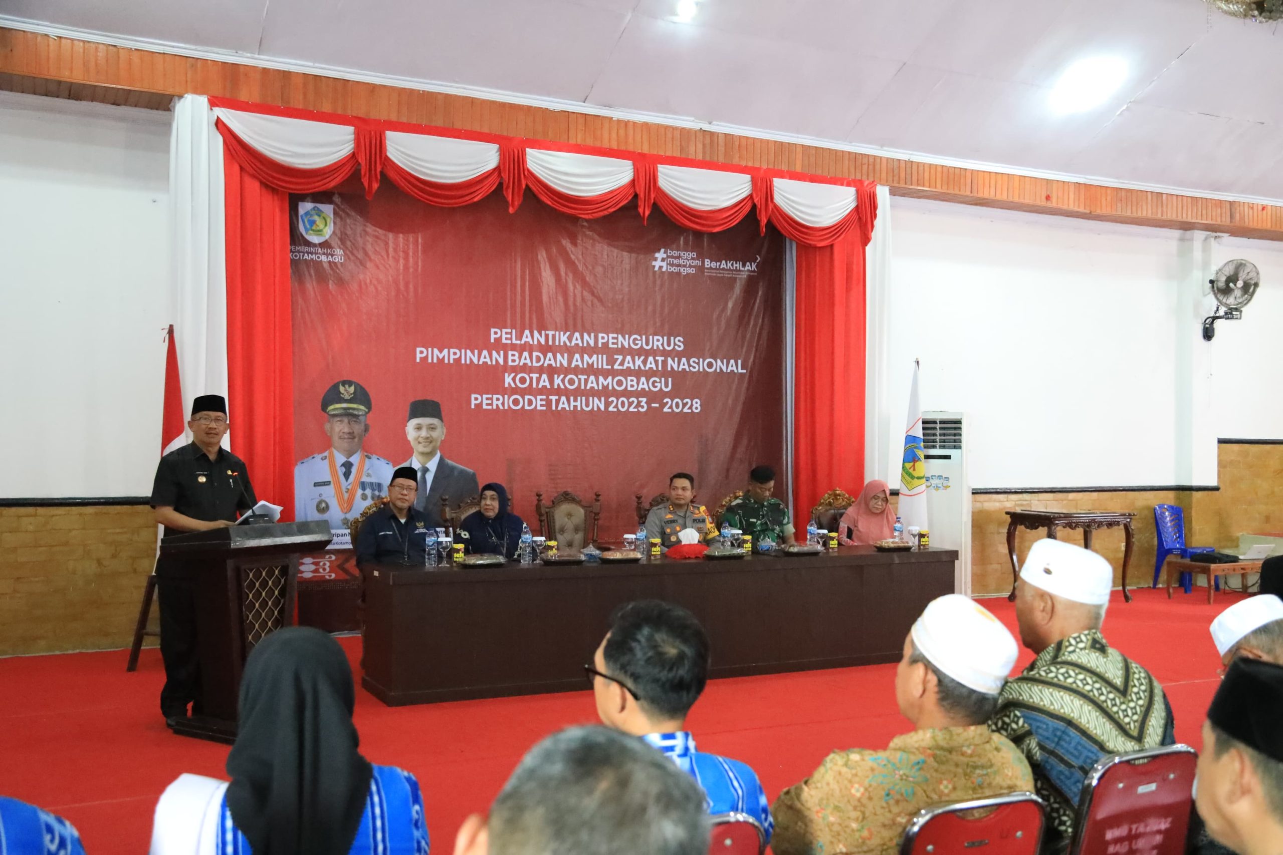 Tampak Pj Wali Kota Kotamobagu Asripan Nani saat memberikan sambutan pada pelantikan pengurus Baznas Kotamobagu, di Aula Rudis Wali Kota, Kamis (21/12/2023). Foto: dok/Diskominfo Kotamobagu.