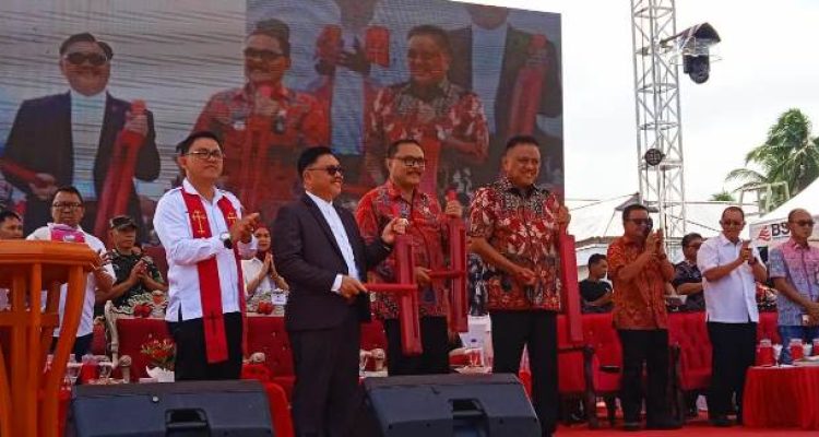 Penjabat Bupati Bolmong Limi Mokodompit, ikut dampingi Gubernur Sulut Olly Dondokambey di Ibadah Perayaan Hari Pria Kaum Bapa (PKB) Sinode GMIBM, di Lapangan Olahraga Desa Wineru, Kecamatan Poigar, Kabupaten Bolmong, Jumat 3 November 2023. (Foto.Diskominfo Bolmong)