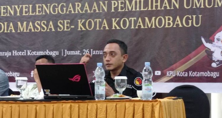 Komisioner Bawaslu Kotamobagu, Ari Setiawan Mokodompit saat menjadi narasumber pada kegiatan rakor dan sosialiasi penyelenggaraan Pemilu tahun 2024 bersama Media Massa yang digelar KPU Kota Kotamobagu di Hotel Sutan Raja Kotamobagu, Jumat (26/1/2024). Foto: Erwin Ch Makalunsenge/bolmong.news