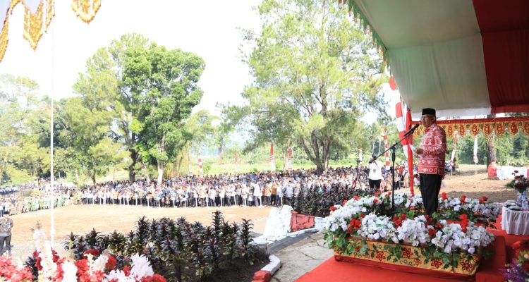 Pj Wali Kota Kotamobagu Asripan Nani saat memberikan sambutan apel perdana tahun 2024, bertempat di Bukit Ilongkow, Kelurahan Kotobangon, Kamis (4/1/2024). Foto: dok/Diskominfo Kotamobagu.