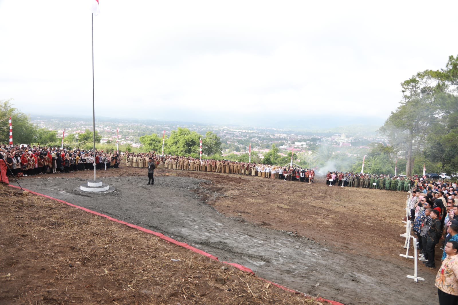 Tampak para ASN, THL dan seluruh perangkat desa/kelurahan di jajaran Pemkot Kotamobagu saat mengikuti apel kerja perdana tahun 2024, di halaman eks rumah jabatan bupati Bolmong, di Bukit Ilongkow, Kelurahan Kotobangon, Kecamatan Kotamobagu Timur, Kamis (4/1/2024). Foto: Erwin Ch Makalunsenge/bolmong.news