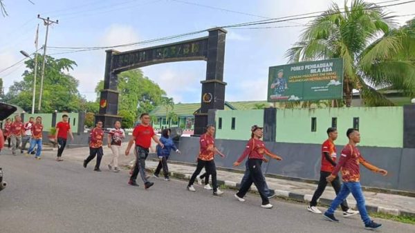 Karutan Aris Supriyadi tampak memimpin olahraga jalan sehat pagi bersama pegawai Rutan Kotamobagu, Jumat 12 Januari 2024. (Foto.Ilham/Rutan Kotamobagu)