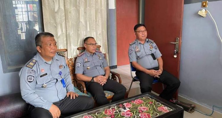 Tampak Karutan Kotamobagu Aris Supriyadi (tengah), saat mengikuti rapat virtual bersama Divisi Pemasyarakatan Kanwil Kemenkumham Sulut,