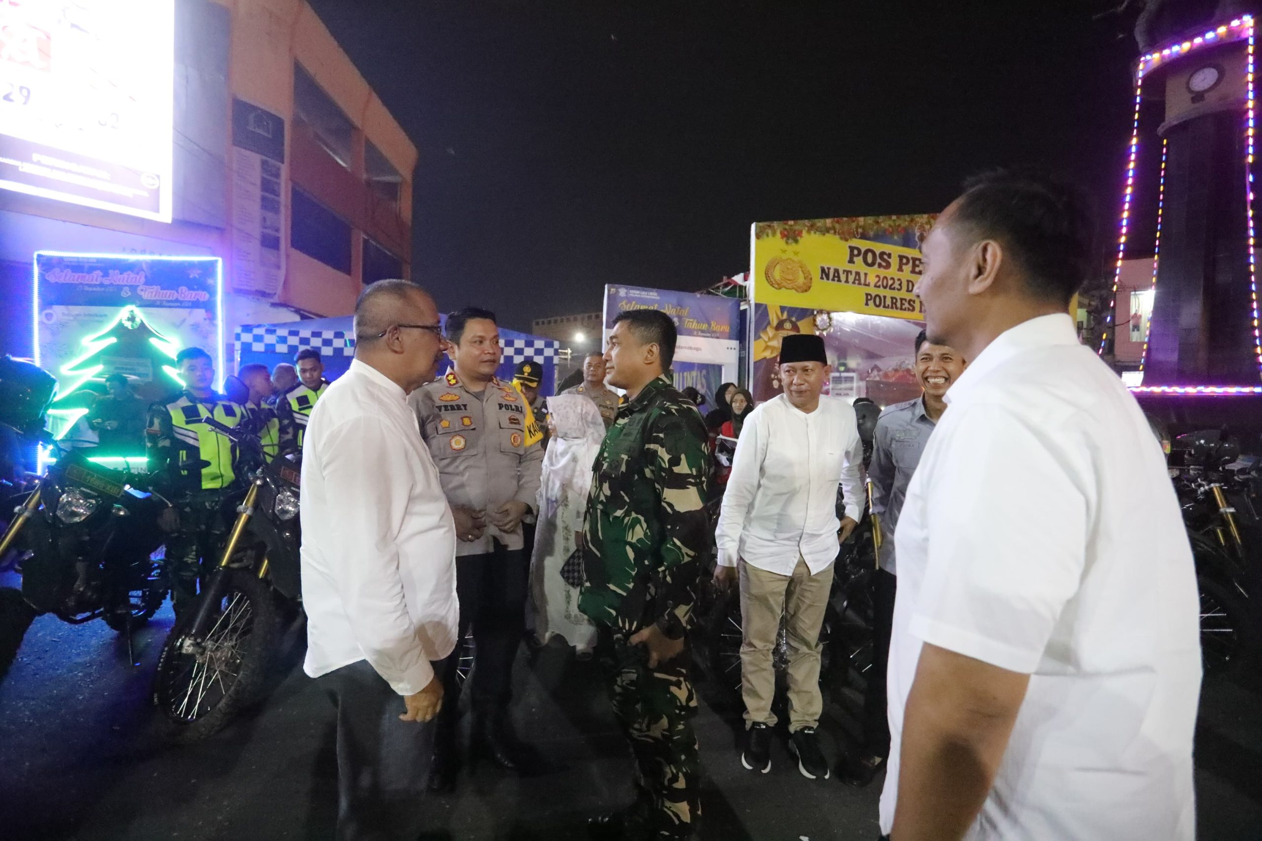 Usai Zikir dan Doa, Pj Wali Kota Kunjungi Pos Pengamanan Nataru Polres Kotamobagu, Minggu (31/12/2023). Foto: dok/Diskominfo Kotamobagu. 