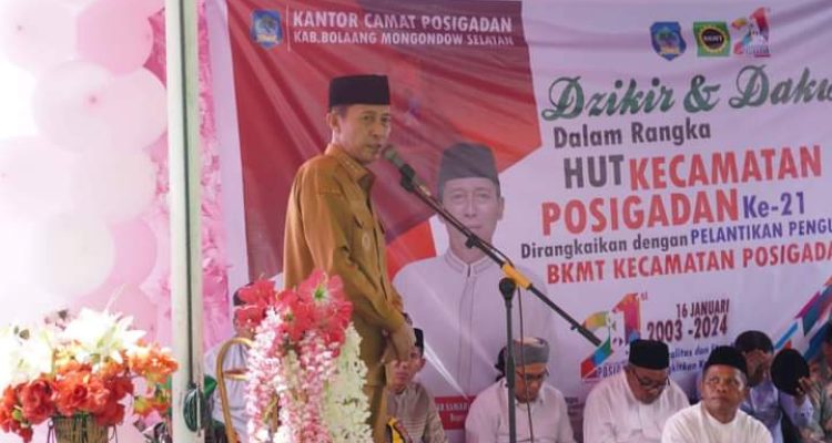 Bupati Bolsel Iskandar Kamaru saat memberikan sambutan pada acara HUT Kecamatan Posigadan ke-21, Selasa (16/1/2024), di halaman Kantor Camat Posigadan. Foto: Wawan Dengan/bolmong.news