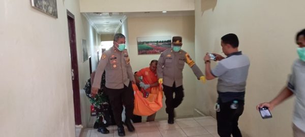 Tampak Jasad Pria saat dievakuasi anggota Polres Kotamobagu dari Kamar Hotel Tita 2 Kotamobagu, Jumat 19 Januari 2024. (Foto.Hms Polres Kotamobagu)