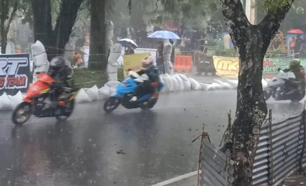 Tampak sejumlah pembalap unjuk skill dilintasan basah Sirkuit Paloko Kinalang Kotamobagu, Jumat 5 Desember 2023. (Foto.Rusli Abdjul)