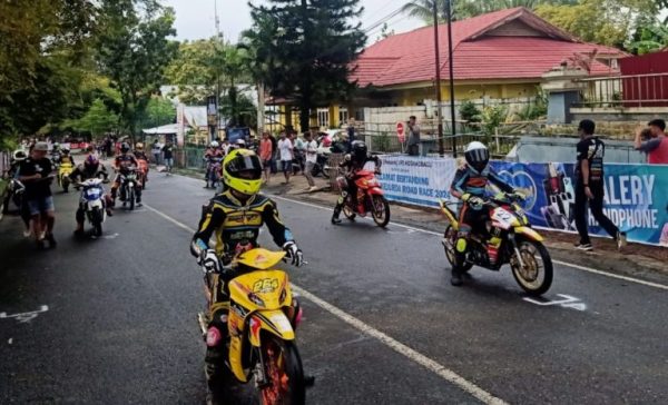 Tampak sejumlah pembalap tengah persiapan Start di Sirkuit Paloko Kinalang Kotamobagu, Jumat 5 Desember 2023. (Foto.Rusli Abdjul)