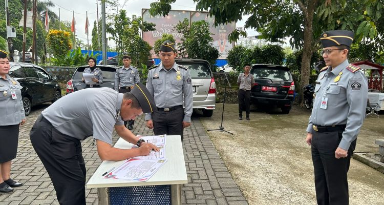 Dihadapan Kakanim Kotamobagu Teddy Kuantano Achmad, tampak salah satu Pejabat Struktural ikut menandatangani komitmen bersama Pakta Integritas dan Piagam Pencanangan Pembangunan Zona Integritas Tahun 2024, yang berlangsung di halaman Kantor Imigrasi Kotamobagu, Selasa 9 Januari 2024. (foto.Andrew/Kantor Imigrasi Kotamobagu)