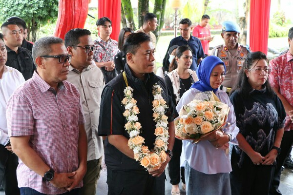 Penyambutan Kapolda Sulut Irjen Pol Yudhiawan saat tiba di Manado, Sabtu (6/1/2024). Foto: dok/Humas Polda Sulut.