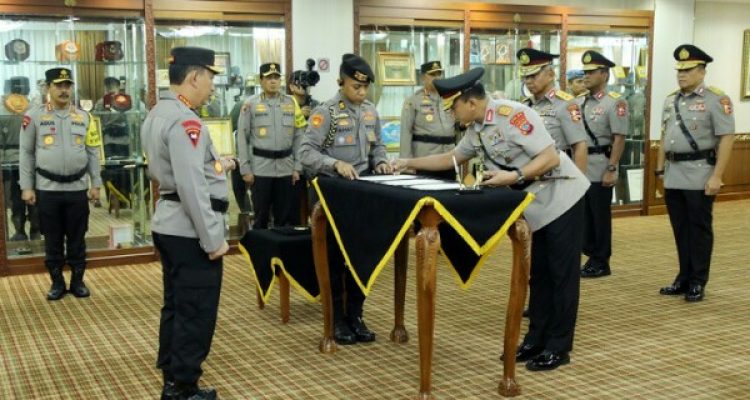 Suasana pelantikan Kapolda Sulut Irjen Pol Yudhiawan yang dilakukan langsung oleh Kapolri Jenderal Polisi Listyo Sigit Prabowo, bertempat di di ruang perjamuan Rupattama Mabes Polri, Jakarta, Kamis (4/1/2024) siang. Foto: dok/Humas Polri