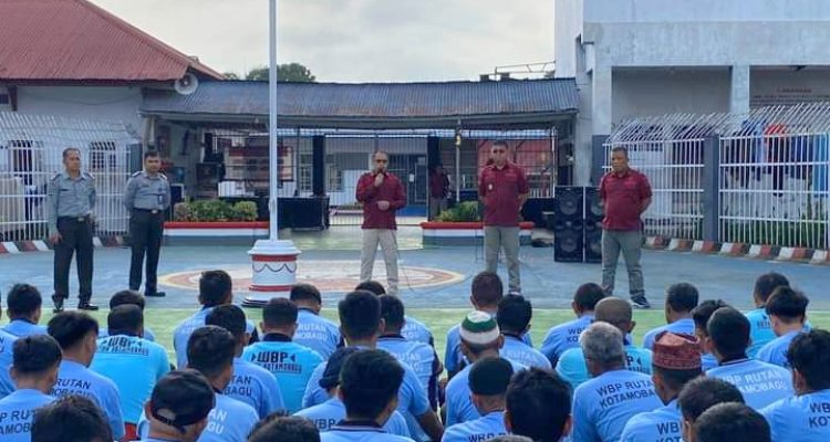 Dihadapan warga binaan, tampak Karutan Kotamobagu Aris Supriyadi saat memberikan arahan, di lapangan Rutan, Kamis 11 Januari 2024. (foto.Ilham/Rutan Kotamobagu)