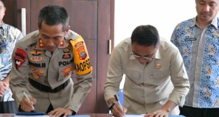 Tampak Bupati Boltim Sam Sachrul Mamonto bersama Kapolres Boltim, AKBP Sugeng Setya Budi, menandatangani NPHD dana pengamanan Pilkada 2024, bertempat di ruang kerja Bupati Boltim, Kamis (18/1/2024). Foto: Rizaldi Modeong/bolmong.news