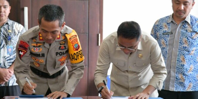 Tampak Bupati Boltim Sam Sachrul Mamonto bersama Kapolres Boltim, AKBP Sugeng Setya Budi, menandatangani NPHD dana pengamanan Pilkada 2024, bertempat di ruang kerja Bupati Boltim, Kamis (18/1/2024). Foto: Rizaldi Modeong/bolmong.news