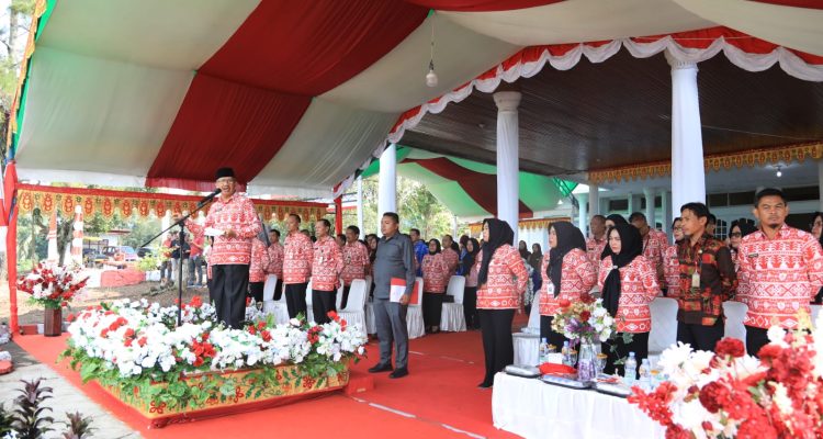 Tampak Pj Wali Kota Kotamobagu, Asripan Nani, saat memberikan sambutan pada apel perdana tahun 2024, di Bukit Ilongkow, Kelurahan Kotobangon, Kecamatan Kotamobagu Timur, Kamis (4/1/2024). Foto: dok/bolmong.news