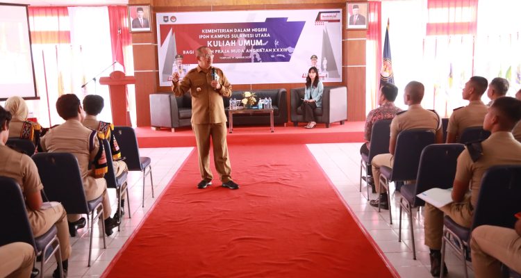 Pj Wali Kota Kotambagu Asripan Nani saat memberikan mata kuliah umum kepada praja muda Angkatan XXXIII di Kampus IPDN Sulut, Jumat (19/1/2024). Foto: dok/Diskominfo Kotamobagu.