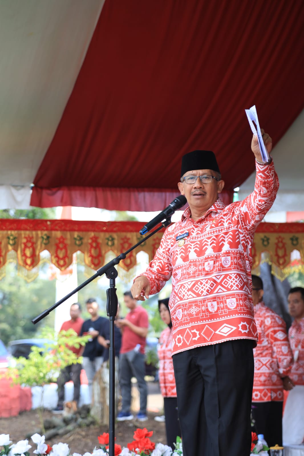 Pj Wali Kota Kotamobagu Asripan Nani saat memberikan sambutan pada apel perdana Pemkot Kotamobagu tahun 2024, bertempat di eks Rujab Bupati Bolmong, di Bukit Ilongkow, Kamis (4/1/2024). Foto: dok/Diskominfo Kotamobagu.