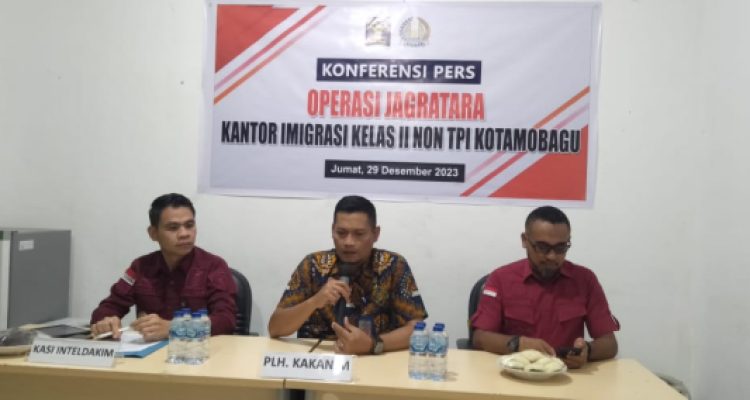 Kakanim Imigrasi Kotamobagu melalui Plh Firmansyah Kasi Tikim saat membuka kegiatan Press Releas Akhir Tahun 2023, di ruang rapat Kantor Imigrasi Kotamobagu, Jumat 29 Desember 2023. (foto.Wahyudy Paputungan/bolmong.news)