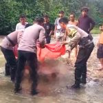 Proses evakuasi korban hanyut yang dilakukan personil Polres Kotamobagu di Desa Lobong Kecamatan Passi Barat Kabupaten Bolmong, Jumat (5/1/2024). Foto: dok/Humas Polres Kotamobagu.