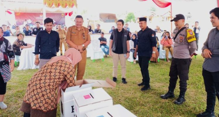 Suasana simulasi pemungutan dan penghitungan suara yang digelar KPU Boltim, Selasa (30/1/2024) bertemoat di Lapangan Ambang Desa Modayag, Kecamatan Modayag. Foto: Rizaldi Modeong/bolmong.news