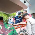 Tampak Pj Wali Kota Kotamobagu, Asripan Nani (Menggunakan Topi dan Masker) saat bersama tim gabungan membawa jenazah Abiyan Alfatih Ayubi ke dalam mobil Ambulance di RSUD Kotamobagu, Jumat (5/1/2024). Foto: dok/Diskominfo Kotamobagu.