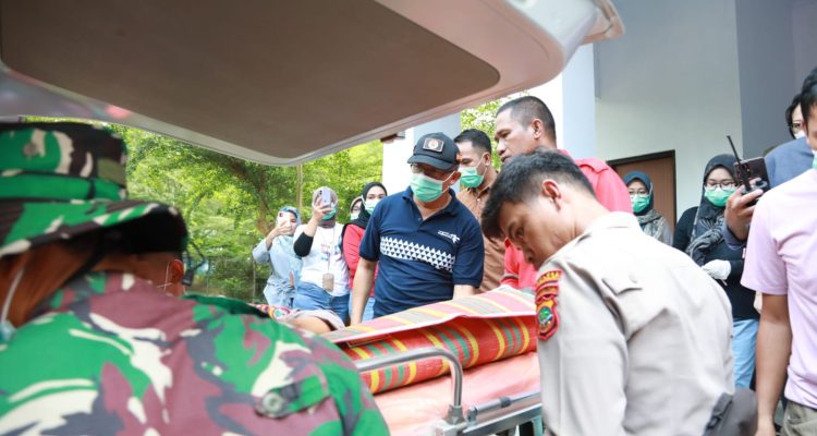 Tampak Pj Wali Kota Kotamobagu, Asripan Nani (Menggunakan Topi dan Masker) saat bersama tim gabungan membawa jenazah Abiyan Alfatih Ayubi ke dalam mobil Ambulance di RSUD Kotamobagu, Jumat (5/1/2024). Foto: dok/Diskominfo Kotamobagu.