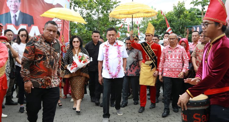 Tampak Pj Wali Kota Kotamobagu Asripan Nani saat mendampingi Gubernur Sulut Olly Dondokambey, pada pelaksanaan Ibadah Syukur Natal 2023 dan Tahun Baru 2024 Sinode GMIBM, Kamis (11/1/2024), di Gereja Jemaat GMIBM “Dayanan” Gogagoman, Wilayah Tumobui, Kota Kotamobagu. (Foto: dok/Diskominfo Kotamobagu.