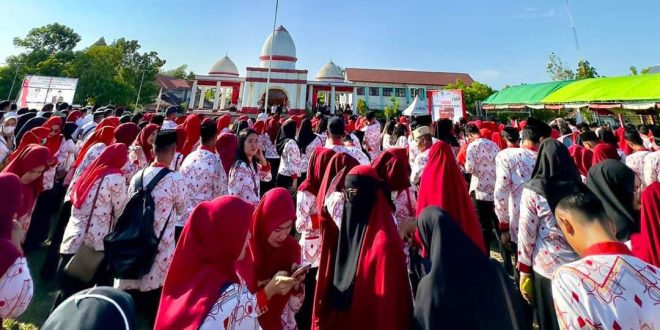 Tampak suasana apel kerja perdana di jajaran Pemkab Bolsel yang dilaksanakan di alun-alun lapangan Molibagu, Kecamatan Bolaang Uki, Kamis (4/1/2024). Foto: Wawan Dentaw/bolmong.news