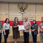 Pj Wali Kota Kotamobagu Asripan Nani saat menerima penghargaan Anugerah Parahita Ekapraya dari Kementerian Pemberdayaan dan Perlindungan Anak (KemenPPA) Republik Indonesia, di Kantor KemenPPA RI – Jakarta, Rabu (7/2/2024). Foto: dok/Diskominfo Kotamobagu.