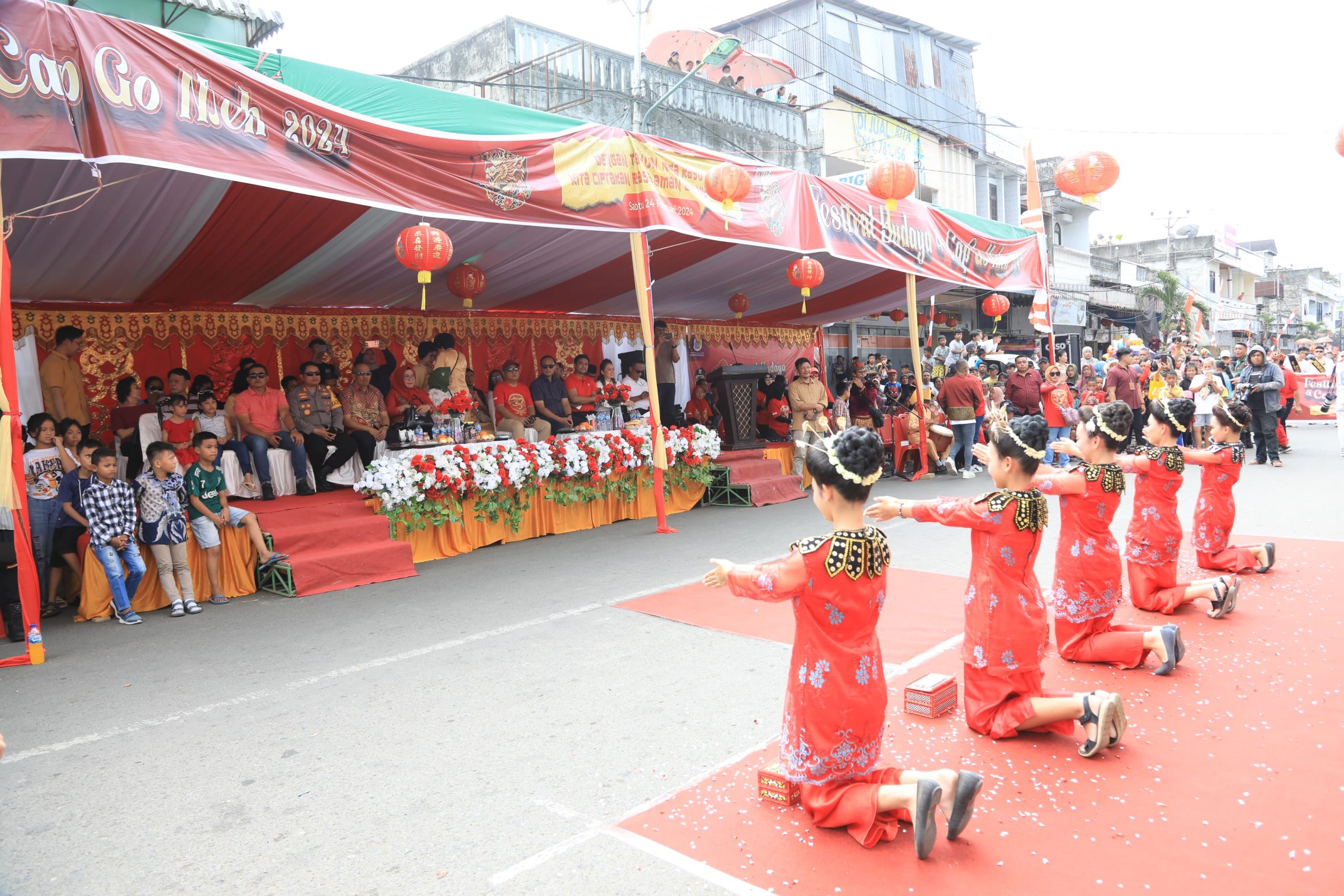 Tampak tarian Kabela yang dipentaskan di Festival Budaya dan Cap Go Meh, Sabtu (24/2/202024) di Kotamobagu. Foto: dok/bolmong.news