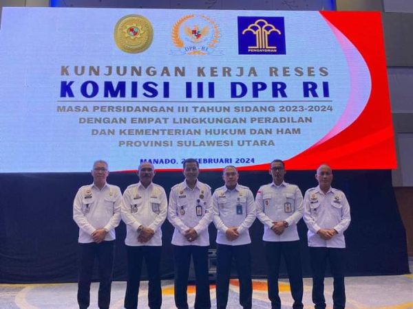 Tampak Karutan Kotamobagu Aris Supriyadi (ketiga dari kanan), saat mengikuti kunjungan kerja reses Komisi III DPR RI, Rabu 28 Februari 2024, Manado. (Foto.Ilham/Rutan Kotamobagu)