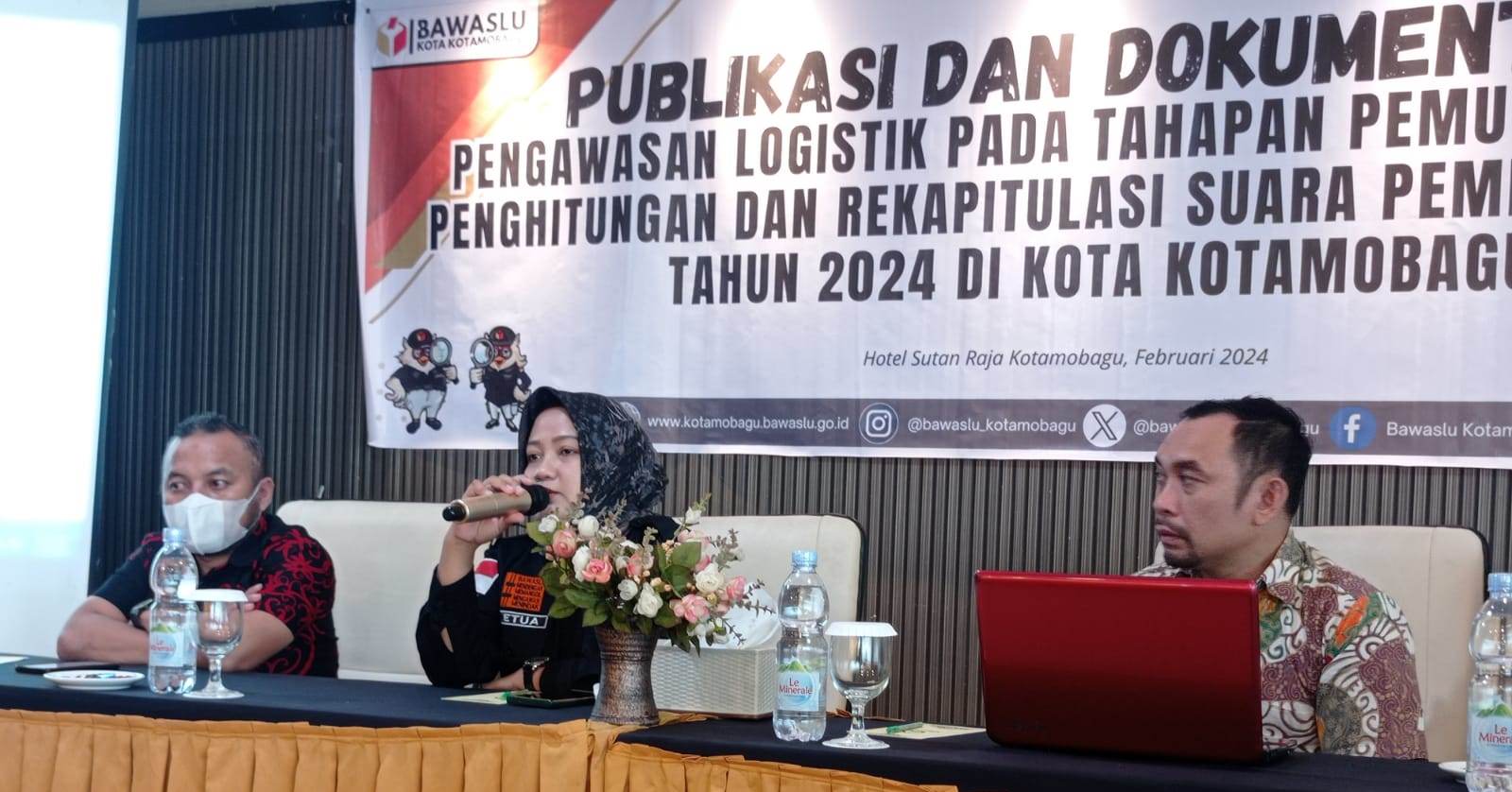 Publikasi dan dokumentasi pengawasan logistik pada tahapan pemungutan dan penghitungan dan rekapitulasi suara Pemilu tahun 2024 di Kota Kotamobagu, bersama unsur media dan OKP, bertempat di Hotel Sutan Raja Kotamobagu, Kamis (22/4/2024). Foto: Erwin Ch Makalunsenge/bolmong.news