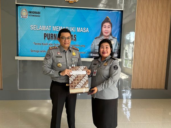 Tampak Kepala Kantor Imigrasi Kotamobagu Teddy Kuantano Achmad (kiri), saat menyerahkan cinderamata kepada Emma Jacobus Kasubag TU Kantor yang telah purna tugas, berlangsung di aula Kantor Imigrasi Kotamobagu, Senin 5 Februari 2024. (Foto.Andrew/Kantor Imigrasi Kotamobagu)