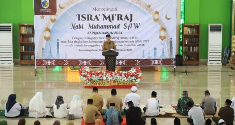 Pj Wali Kota Kotamobagu saat memberikan sambutan pada peringatan hari Isra' Miraj Nabi Muhammad SAW, bertempat di Masjid Agung Baitul Makmur Kotamobagu, Senin (12/2/2024). Foto: dok/bolmong.news