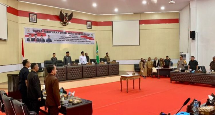 Suasana pembukaan rapat paripurna DPRD Kota Kotamobagu dalam rangka penutupan masa sidang tahun 2023 dan pembukaan masa sidang tahun 2024 dan penetapan Propomperda, yang digelar pada Selasa (27/2/2024). Foto: Reza Ramadhan