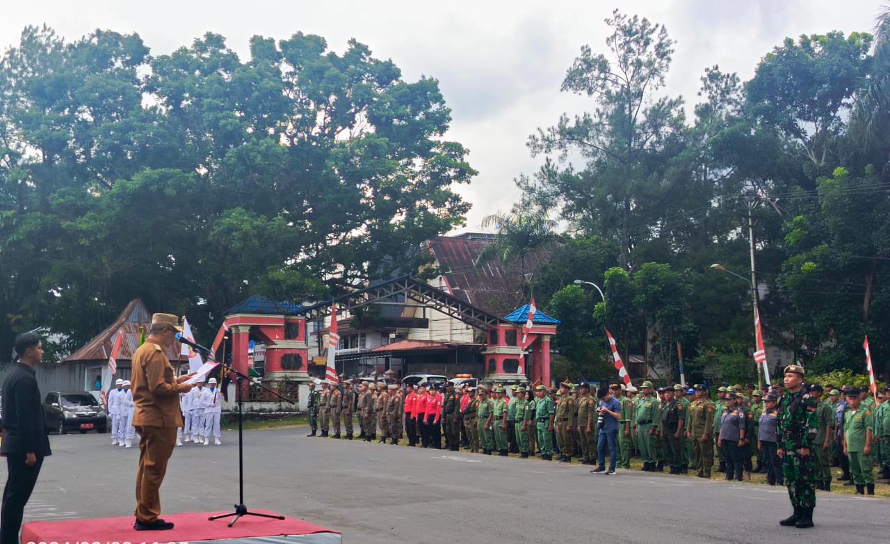 Pj Wali Kota Kotamobagu Asripan Nani saat mengukuhkan Satuan Linmas Kota Kotamobagu dalam rangka pengamanan Pemilu 2024, bertempat di halaman Kampus UDK, Kelurahan Kotobangon, Kecamatan Kotamobagu Timur, Jumat (2/2/2024). foto: Ida