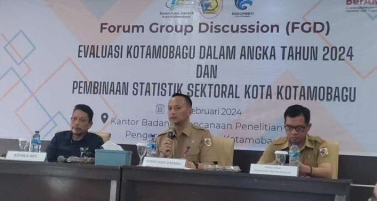 Sekda Kota Kotamobagu Sofyan Mokoginta didampingi Kepala Dinas Kominfo Moh Fahry Damopolii dan Kepala BPS Kotamobagu Syamsuddin saat membuka FGD Evaluasi dan Pembinaan Statistik Sektoral, Senin 5 Februari 2024, bertempat di ruang rapat Bappelitbangda Kotamobagu. Foto: Iwan Madjahia.