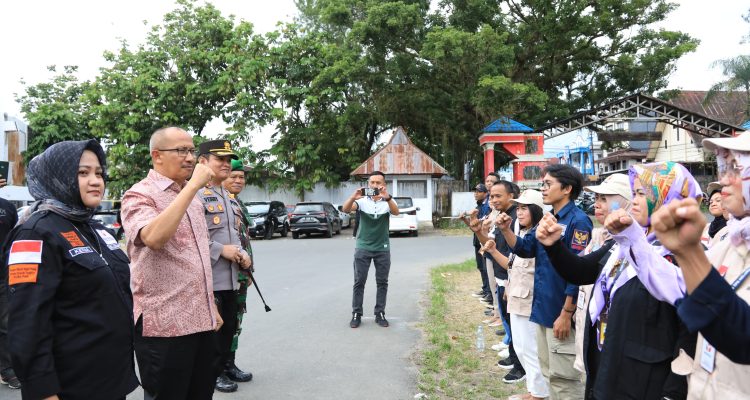 Tampak Pj Wali Kota Asripan Nani didampingi Ketua Bawaslu Kota Kotamobagu, Yunita Mokodompit dan Kapolres Kotamobagu, AKBP Dasveri Abdi, memberikan semangat kepada para pengawas Pemilu pada apel siaga kesiapan masa tenang yang dilaksanakan di halaman eks kantor Bupati Bolmong, Kelurahan Kotobangon, Kecamatan Kotamobagu Timur, Sabtu (10/2/2024). Foto: dok/Diskominfo Kotamobagu.