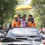 Penjabat Wali Kota Asripan Nani bersama petugas kebersihan bawa Piala Adipura Keliling Kota Kotamobagu, Kamis (7/3/2024).