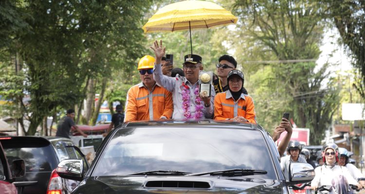 Penjabat Wali Kota Asripan Nani bersama petugas kebersihan bawa Piala Adipura Keliling Kota Kotamobagu, Kamis (7/3/2024).