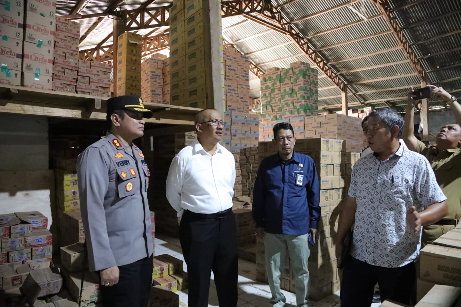 Tampak Pj Wali Kota Asripan Nani bersama Kapolres Kotamobagu AKBP Dasveri Abdi saat memantau langsung ketersediaan kebutuhan pokok jelang hari raya idul fitri, Senin (25/3/2024). Foto: dok/Diskominfo Kotamobagu.