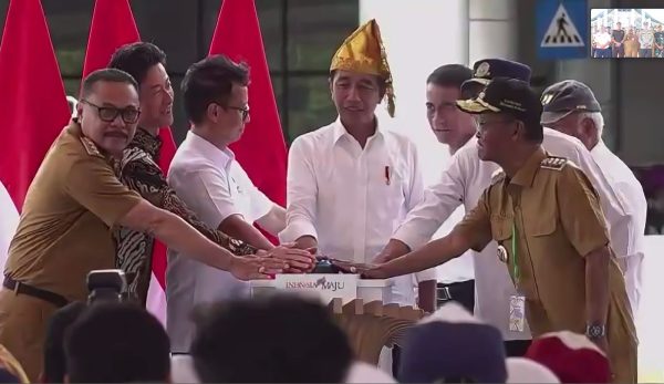 Tampak Penjabat Bupati Bolmong Ir Limi Mokodompit MM (kiri luar) bersama Presiden Jokowi (tengah), saat meresmikan Bandara Bolaang Mongondow bersamaan dengan Bandara Mutiara SIS Al-Jufri, Kota Palu, Provinsi Sulawesi Tengah (Sulteng), Selasa 26 Maret 2024. (Foto.Diskominfo Bolmong)